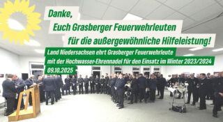 🌊🚒 
Ein riesiges Dankeschön an unsere 140 Feuerwehrfrauen und Feuerwehrmänner der 8 grasberger Ortswehren für den unermüdlichen Einsatz während der Hochwasserlage an den Weihnachtsfeiertagen , während des Winterhochwassers 2023/2024 in Borgfeld, Lilienthal und Grasberg. 

Gestern erhielten 140  aktive freiwillige Feuerwehrleute 🧑🏼‍🚒 👩‍🚒im Rathaus die Hochwasser-Ehrennadel 2023 des Landes Niedersachsen – als  Zeichen der Anerkennung für ihre außergewöhnliche Hilfeleistung im Dauereinsatz. 

Euer Engagement auch im Zivilschutz hat nicht nur Menschen in Lilienthal und Grasberg Sicherheit gegeben , sondern auch die  Gemeinschaft gestärkt. 🙌

Danke an Euch, unsere freiwillig in der Freizeit engagierten Feuerwehrleute für euren unermüdlichen Einsatz! 

In Grasberg lebt das Ehrenamt.
Vereine, Feuerwehren, das DRK, Initiativen, Dorfgemeinschaften und viele engagierte Menschen tragen zum guten Zusammenleben  bei 💚✨

Gut zu wissen: 
Wir sind hier füreinander da und können uns auch in der Not aufeinander verlassen. 

grüne  Grüße 
Euer Ortsverband
🌻

@feuerwehr_tueschendorf @feuerwehr_rautendorf @feuerwehr_schmalenbeck @freiwillige_feuerwehr_grasberg @feuerwehr.dannenberg 
#Adolphsdorf
#Dannenberg
#Grasberg
#Huxfeld
#Otterstein
#Schmalenbeck 
#Rautendorf
#Tüschendorf
#gemeinsamfürgrasberg
#niedersachsen 
#feuerwehr #hochwasser
#lilienthal
#grasberg
#borgfeld
#verden
#landkreisosterholz