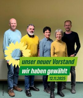 (Foto v. l. n. r.: Manfred Kück, Daniel Spakowsky, Susanne Helvogt-Liebing, Gerhild Lemke, Jörn Schumm/Sabine Schöps fehlt)

Wir haben einen neuen Vorstand!

Am 12.11.2025 mitten in den arbeitsreichsten Sitzungswochen (mit vielen wichtigen Themen, über die gerade in Grasberg entschieden wird) fand unsere gut besuchte Mitgliederversammlung statt.

Wir kamen zusammen, um uns über unsere gemeinsame Arbeit im Ortsverband auszutauschen.

Unsere 1.Vorsitzende Gerhild Lemke berichtete aus der Vorstandsarbeit, 
über die erfolgten Teilnahmen an LDK´s und BDK, 
die Arbeit im Kreisvorstand und in einer Landesarbeitsgemeinschaft. 

Netzwerken und Austausch zu grünen Themen im ländlichen Raum gehören immer dazu.

Gut vom Vorstand zu hören war, dass wir in den letzten Monaten sieben engagierte Neumitglieder im Ortsverband begrüssen durften 💪🏼.

Sie bringen sich schon aktiv zu verschiedenen Themen mit neuen wertvollen Ideen ein. 

Dafür sind wir sehr dankbar👏🏻.

Der alte Vorstand konnte zunächst entlastet werden und der neue 6-köpfige Vorstand wurde dann einstimmig gewählt:

Vorsitzende: Gerhild Lemke
Vorsitzender: Daniel Spakowsky
Vorsitzende: Susanne Helvogt-Liebig
Beisitzer und Beisitzerinnen: Manfred Kück, Sabine Schöps, Jörn Schumm

Ein großes DANKE an Euch alle und Viel Erfolg für Eure Arbeit 🌻

Weitere Themen des Abends waren:

-Die anstehende Kommunalwahl in 2026
-Berichte aus der Fraktion
-Wichtige Themen in Grasberg: 
u. A. Umsetzung und Sachstand Ganztag Grundschule, Würdigung des Ehrenamtes, 
finanzielle Lage der Kommune und ihre Auswirkungen auf den Gestaltungsspielraum
-Umweltschutz und Klimaanpassung, 
-aktuelle Anliegen der GrasbergerInnen die an uns herangetragen werden.

Spannende Zeiten mit vielen Herausforderungen, für grüne Politik. Wir gehen sie  #gemeinsamfürgrasberg an 🤝
#grünegrasberg 
#grasberg 
#ortsverbandgrasberg 
#diegrünen 
#grüneniedersachsen