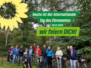 Danke an Dich – ja, genau Dich.
 Die Person, die vielleicht gerade denkt: „Ich doch nicht…“ Doch. Genau Du.

Du nimmst Dir Zeit. 

Zeit für das was Dir hier für die Gemeinschaft wichtig ist. 

Zeit für Menschen.
 Und oft stehst Du dabei nicht im Rampenlicht. 

Grasberg leuchtet ein bisschen heller,
weil Du da bist 🌟.
 Nicht, weil Du es musst.
 Sondern weil Du es willst.
 Und das ist selten. 
Und kostbar.

 Heute sollst Du wissen: 
Ohne Dich wären wir weniger „wir“ .

Darum feiern wir Dich!

…wir setzen uns ein für die Würdigung des Ehrenamte in unserem Ort🌻…und dafür dass Du gesehen wirst. 
 #gemeinsamfürgrasberg 

#grasberg 
#internationalertagdesehrenamtes 
#ehrenamt 
#grünegrasberg