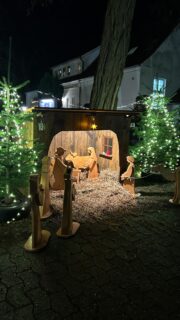 Wir wünschen Euch Momente der  Ruhe und Freude mit Euren Lieben und denken dabei auch an alle Menschen, die über die Feiertage für uns arbeiten und nicht bei ihren Lieben sein können. 
An die Menschen, denen es nicht gut geht, die auf der Flucht sind und mit Kriegen leben müssen oder alleine sind 🕊️ 
Weihnachten lädt uns ein inne zu halten und den Blick auf das Wesentliche zu richten.
Die wahren Geschenke sind nicht die, die wir kaufen können, sondern die, die aus unseren Herzen kommen: 
Gemeinsame Zeit, ehrliche Worte, Liebe und Dankbarkeit. 💫 
Wir danken Euch dass Ihr uns bewegt habt - auch in diesem Jahr voller ehrliche Worte und Momente der Begegnung Grasberg. 
Habt ganz schöne Weihnachten 🌲 und kommt gesund ins neue Jahr 🍀 
#froheweihnachten
#grasberg
#gemeinsamfürgrasberg