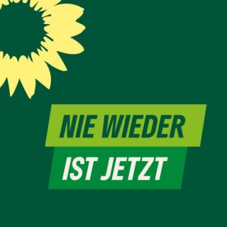 we remember-wir erinnern

Aus Verantwortung, nicht als Ritual.

Heute vor 81 wurden die  letzten Überlebenden des Vernichtungslagers Auschwitz befreit.

Am internationalen Tag des Gedenkens an die Opfer des Holocoust erinnern wir an das das Schicksal der Menschen, die in der Zeit des Nationalsozialismus ermordet, inhaftiert, vertrieben, deportiert, zur Zwangsarbeit verurteilt oder in den Selbstmord getrieben wurden. 

Deutschlandweit  finden heute Gedenkveranstaltungen statt. Sie sind wichtig, denn Zeitzeugen können uns kaum noch  persönlich berichten. 

Es  liegt es bei uns selbst, teilzunehmen und
Erinnerungskultur aufrecht zu erhalten.

Wir alle können Initiativen, die Geschichte weitertragen und Gedenkarbeit als Mahnung für die Zukunft  leisten unterstützen oder selbst die Initiative ergreifen. 

Denn heute und an jedem anderen Tag sind wir aufgerufen alles dafür zu tun, dass Menschen nie wieder verfolgt werden. 
Und neue menschenverachtende Erzählungen nicht unwidersprochen stehen bleiben.

Wir alle tragen Verantwortung dafür, 
uns aktiv zu unseren demokratischen Werten und den Lehren unserer Geschichte zu bekennen. 
Und uns für den Schutz von Menschenrechten und  Menschenwürde einzusetzen. 
Hier, jetzt und immer. 
 

 #niewiederistjetzt 

Foto 2: Gedenktafel auf dem Grasberger Friedhof für die jüdische Familie Fränkel, die  1941 von ihrem Wohnort in  Eickedorf über Bremen und Hamburg nach Minsk deportiert wurde 

#grasberg 
#holocoustremembranceday
#weremember