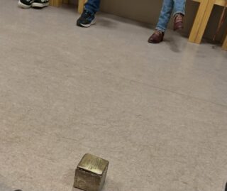 Hast Du schonmal einen Stolperstein in der Hand gehalten und dir Zeit genommen über die Geschichte einzelner Menschen nachzudenken, die in deiner Gemeinde währen der NS-Zeit gelebt haben und aus den verschiedensten Gründen verfolgt wurden? 

Gestern am 27.01.2026 dem Holocoust-Gedenktag hatten GrasbergerInnen die Gelegenheit, sich dafür Zeit zu nehmen.

Auf Einladung der Mitarbeitenden des  @jugendtreff_grasberg Gregor und Lukas auch an „die Politik“ gab es die  Gelegenheit von Aktiven der @stolperstein_initiative_ohz Infos über deren Engagement und die bewegenden Geschichten hinter den im Landkreis bereits verlegten Stolpersteinen zu erhalten. 

Wie wenig wir eigentlich über dieses Kapitel  unserer Grasberger Geschichte wissen wurde klar als Nina über Ihre Recherche z. B. zu Euthanasieopfern (zwei aus Wörpedorf und eine Frau aus Tüschendorf) und von Gefangenen des Lagers Sandbostel berichtete, die auch in Grasberg als Zwangsarbeiter eingesetzt wurden und umkamen. 

Präsent war uns zunächst die Geschichte der jüdischen Familie Fränkel aus Eickedorf, die 1941 nach Minsk deportiert wurde. Weil sie u.A. auch in der Eickedorfer Chronik von Harry Schumm erwähnt wird. 
Und die wenigen Erzählungen unserer Eltern und Großeltern über die NS-Zeit, die nur leider bisher kaum dokumentiert wurden. 

Alle Interessierten Gäste waren sich gestern einig, dass es wichtig und richtig ist, sich mit der Grasberger Geschichte und den einzelnen Schicksalen zu beschäftigen, um dann auch aktiv an Verfolgte und Opfer -Menschen- zu erinnern, die einmal BürgerInnen  unseres Ortes waren. Denn darum geht es auch dem Künstler Gunter Demnig. 

Gerne möchten wir die #stolperstein- Initiative für Grasberg unterstützen, die durch den Jugendtreff initiiert wurde und uns nach unseren Möglichkeiten bei Recherche, Gesprächen und Folgeterminen mit einbringen.

Danke für den denkwürdigen Abend und den Anstoß für mehr Erinnerungskultur und Gedenkarbeit in Grasberg. 

Susanne, Jörn, Thomas und Tanja 

(bewegte GrasbergerInnen und Mitglieder des OV Grasberg) 

#stolpersteine
#grasberg
#gemeinsamfürgrasberg