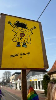 So lange es Mut braucht, für grundlegende Rechte und gegen zu wenig Sichtbarkeit die Stimme zu erheben, gehen auch wir auf die Straße. 

Heute in unserer Nachbargemeinde Lilienthal.

Denn es gibt immer noch so Vieles um das wir gemeinsam kämpfen müssen.

Danke für die Orga von Frühstück, Demo und Kundgebung an das Bündnis @queerfeministisch_lilienthal (Zusammenschluss engagierter Menschen, welches sich für Queer-Feminismus im ländlichen Raum stark macht) 💪🏼
und alle starken RednerInnen, die uns zu s*xualisierter Gewalt, Cybergrooming, der Situation der Frauen im Iran, zum Umgang mit dem §218 und Vielem mehr mutig berichteten. 
Und an alle, die da waren,  um sich gemeinsam für Veränderung einzusetzen. 

#feministischerkampftag 
#weltfrauentag 
#menschenrechtefüralle 
#myvoicemychoice
#lilienthal