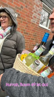 Endlich freie Kunst und offene Räume mitten im Ort! 

Wir waren schon ganz gespannt, was hier gerade Neues entsteht. 

Über die Einladung der Grasberger KunstwerkerInnen zur Eröffnung des @raum.49 haben wir uns darum riesig gefreut. 

Heute ging’s los. 

Sieben Frauen haben mit viel kreativer Energie einen offenen hellen Ort für Kunst, Kreativität und Begegnung mitten im Ortskern geschaffen! 

Danke, dass wir uns davon überzeugen durften…🌻
und für für Eure Gastfreundschaft und Herzlichkeit, da kommt man gerne wieder.

Viel Glück und Inspiration für dieses spannende Projekt!

Schaut auch ihr doch ganz einfach mal vorbei! Im @raum.49 in der Speckmannstraße 

#buntesgrasberg
#grasberg 
#kunst
#begegnung
#grünegrasberg