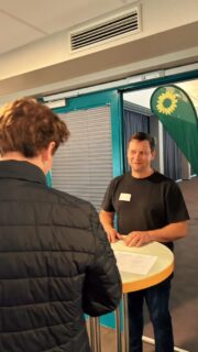 Gleich zu zwei Sitzungen an einem Tag durften wir Mitglieder des Kreisverbandes Osterholz gestern zusammenkommen. 

Denn unser Vorstand hatte zur Kreismitgliederversammlung und zur Aufstellungsversammlung für die Kreistagswahl 
in das Hammeforum Ritterhude eingeladen. 

(Danke für die Orga @emilia.de.rosa, @helgegiepz, @rademakerwolff, @thomimalohni und alle Vorstandsmitglieder)

Denn aktuell laufen auch bei uns die Vorbereitungen für die Kommunalwahlen im September 2026 auf Hochtouren. 

Wahlprogramme werden für den Landkreis und in den Gemeinden diskutiert und abgestimmt.
Und  natürlich werden die Listen aufgestellt, die Ihr später auf Euren Wahlzetteln wiederfindet. 

Gestern gab es jede Menge KandidatInnenwahlen für die Listenplätze in unseren drei Wahlbereiche im Landkreis durch die fleißigen Wahlhelfenden auszuzählen. 

Einer von uns, der mit der  bewährten Stimmzettelbox unterwegs war, war unser Landratskandidat @kimfuerwentsches 👍🏻. 

Es gab spannende  Redebeiträge von @katharina_wnlch, @dortegedat, Thomas Buse, Susanne Alpers, @joernschumm und vielen mehr. 

Auch Kampfabstimmungen wurden mal wieder durchgeführt. 

Ein langer Abend, an dem unsere Liste mit lauter engagierten Menschen aus dem Landkreis Osterholz dann stand, und die weitere Planung für die nächsten Wochen richtig gut und gemeinsam auf den Weg gebracht wurde 💪🏼

Allen KandidatInnen ein herzliches Dankeschön für Euer Engagement und allen Mitgliedern des KV für Eure Ideen und den guten Austausch zu wichtigen Themen im Landkreis👏🏻

Es ist immer wieder produktiv und spannend, wenn wir zusammenkommen um gemeinsam an unserem Angebot mit Input von und für Euch zu arbeiten… 

Seid gespannt auf Wahlprogramm und Liste….die bei uns Grünen richtig vielfältig, jung und auch dank Frauenstatut weiblich ist! 

Alle Infos folgen demnächst  hier und auf unseren Websites 🤝
 
Wir freuen uns auf Euch und die Kommunalwahl🫶🌻

#grüneosterholz 
#grasberg 
#lilienthal 
worpswede