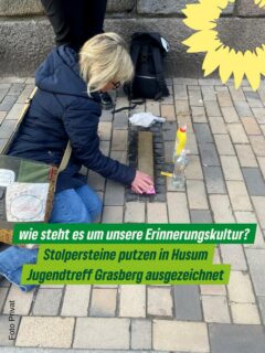 Christina Christiansen ist „laut, klar, grün“ hat inzwischen mehrere Bücher geschrieben und ist durch Ihre klaren Statements in Social Media bekannt 

Im Rahmen der Aktion „Putzen gegen das Vergessen“ (08.04.–08.05.2026) werden aktuell die verlegten Stolpersteine für die Opfer der NS-Zeit und gegen das Vergessen gereinigt. 

Einen aktuellen Impuls mitzuputzen und uns zum Thema auszutauschen  gab  uns gestern @christiansen_christina_  in Husum, die wir zur Lesung ihres Buches „Den Winter der Welt überleben“ treffen durften. 

Wusstet Ihr, dass viele Menschen aktuell kaum etwas über die NS-Geschichte und Opfer in ihrer eigenen Gemeinde wissen? 

Das zeigt, wie wichtig lokale Erinnerungskultur ist.

Auch in Grasberg gibt es Nachholbedarf. 

Doch es bewegt sich etwas: 

Eine Initiative – angestoßen vom @jugendtreff_grasberg – arbeitet zusammen mit der @stolperstein_initiative_ohz an einer Erstverlegung von Stolpersteinen für die jüdische Familie Fränkel in Eickedorf. 

Die Verlegung ist geplant für November 2026.

💬 Nächstes Treffen: 19.05.2026 um 18:30 Uhr im Jugendtreff – alle sind willkommen!

Besonders stark: Der @jugendtreff_grasberg wurde für das Projekt „Reise gegen das Vergessen“ ausgezeichnet. 
Ein wichtiges Zeichen für gelebte Demokratie und Erinnerungskultur in Grasberg.

Denn ein echtes „Nie wieder“ will gelebt werden und beginnt hier bei und mit uns vor Ort. 

Einen ausführlichen Artikel und weitere Informationen findet Ihr auf unserer Homepage (Link im Profil)

#gemeinsamfprgrasberg
#grasberg
#grünegrasberg