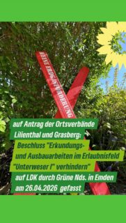 unser  Antrag der Ortsverbände Bündnis 90/Die Grünen Lilienthal und Grasberg (Kreisverband Osterholz) „wA21 Erkundungs- und Ausbauarbeiten im Erlaubnisfeld „Unterweser I“ verhindern“ wurde heute am 26.04.2026 durch Christina Klene aus Lilienthal auf der  Landesdeligiertenkonferenz in Emden eingebracht und beschlossen.

Die Deligierten unserer Partei B90/Die Grünen Niedersachsen stimmten für den  von uns eingebrachten Beschlussvorschlag: 

1. BÜNDNIS 90/DIE GRÜNEN Niedersachsen lehnt die geplante Aufsuchung von Erdgasvorkommen im Erlaubnisfeld „Unterweser I“ in den Landkreisen Landkreis Osterholz, Landkreis Rotenburg (Wümme) und Landkreis Verden entschieden ab.

2. Die grüne Landtagsfraktion und die Landesregierung werden aufgefordert, sich gegenüber dem zuständigen Landesamt für Bergbau, Energie und Geologie (LBEG) dafür einzusetzen, dass die beantragte Erlaubnis zur Aufsuchung von Kohlenwasserstoffen nicht erteilt wird.

3. Sollte eine Erlaubnis dennoch erteilt werden, sind sämtliche weiteren Genehmigungsschritte (insbesondere seismische Untersuchungen und Probebohrungen) konsequent zu verhindern.

4. Die Partei solidarisiert sich mit zivilgesellschaftlichem Engagement vor Ort, insbesondere mit Initiativen wie No Moor Gas.

5. Die Landespartei setzt sich dafür ein, dass Niedersachsen seine Energiepolitik konsequent auf erneuerbare Energien ausrichtet und keine neuen fossilen Abhängigkeiten

Damit haben wir das Anliegen unserer BürgerInnen und Ortsverbände gegen die Erdgasförderung und zu weiteren Genehmigungsschritten sowie Probebohrungen  von der kommunalen Ebene auf die Landesebene gebracht und nun auch die  volle Unterstützung des gesamten Landesverbandes gegen eine Erdgasförderung im „Erlaubnisfeld Unterweser I“.

Einen ausführlichen Blogbeitrag mit dem vollständigen Antragstext findet Ihr wie immer auf unserer Homepage (Link im Profil) 
🌻
…das rote ❌als Zeichen des parteiübergreifenden regionalen Widerstandes durfte natürlich auch mit uns zur LDK nach Emden reisen 

#Grasberg
#Lilienthal
#Verden
#Osterholz
#Rotenburg

Fotos: (c) Sven Brauers und privat