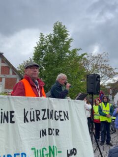 …um das geleakte Arbeitspapier („Effizienter Ressourceneinsatz bei Leistungsgesetzen“) welches massives Einsparpotential bei der:
-Eingliederungshilfe,
-Kinder-und Jugendhilfe, 
-Teilhabe an Bildung
-der Sozialen Teilhabe
-dem Unterhaltsvorschuss für Alleinerziehende
und Vielem mehr in 💶 beziffert, 
ging es heute in Lilienthal. 
Eingeladen hatten die Behindertenbeauftagten und ein breites Bündnis aus Lilienthal. 

…Wieder ein Tag an dem es um emphatielose Politik geht, die auch bei uns ankommen wird.

Eine Politik, die Menschen, die davon betroffen wären als Kostenfaktor betrachtet, sie nicht einbezieht, und die Auswirkungen auf unsere  Gesellschaft nicht sieht.

Wenn wir hören: „Sozialabbau nicht mit uns“ ist es jetzt Zeit zuzuhören, Menschen eine Stimme zu geben, laut zu werden und uns zu solidarisieren? 
Wir finden: ja 🌻

(Einen Appel zur geplanten Streichung des Unterhaltszuschusses findet Ihr aktuell  bei #franziskabrantner) 
#grasberg 
#Sozialabbau
#eingliederungshilfe 
#lilienthal